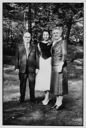 Frau S. mit ihren Eltern ? (anläßlich ihrer Verlobung/Hochzeit ?)