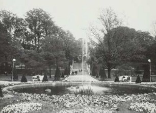 Freiberg, Albertpark : Freiberg. Albertpark. Blick über Wasserbecken mit Fontäne
