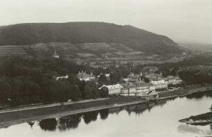 Dresden-Pillnitz. Elbe und Schloß Pillnitz gegen den Borsberg. Luftbild-Schrägaufnahme von Westen