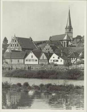 Unterfranken. Sulzfeld. Blick über den Main auf das Renaissance-Rathaus mit reich verziertem Volutengiebel, hinten rechts die Pfarrkirche St. Sebastian