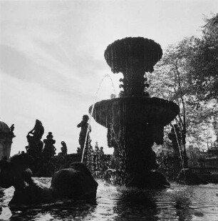 Dresden-Altstadt. Zwinger (1709-1728; M. D. Pöppelmann, B. Permoser). Nymphenbad. Brunnen über der Kaskade auf dem Wall