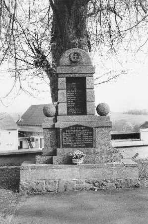 Kriegerdenkmal unter Linde (Denkmal); Birstein, Lindenallee