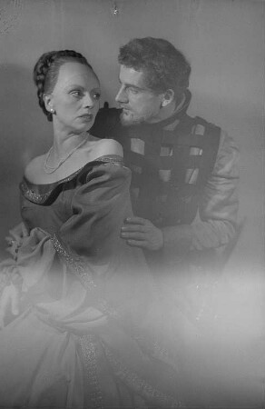 Szenenbilder aus dem Drama "Die Verschwörung des Fiesco zu Genua" von Friedrich Schiller im Theater am Schiffbauerdamm Berlin : Szene mit Hans Rüdiger Renn als Fiesco