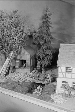 Miniaturlandschaft in der Ausstellung weihnachtlicher Volkskunstarbeiten des Stadtgeschichtlichen Museums