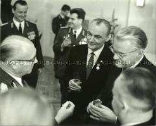 Friedrich Dickel und Gerald Götting bei einer Veranstaltung