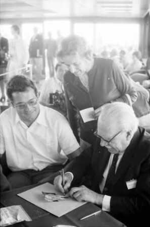 24. Tagung 1974 Chemiker; Bodenseefahrt: ?, Frau Pragher, Ronald G. Norrish signiert Ronald G. Norrishfoto