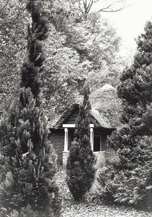 Maartensdijk, Dorpsweg. Landhaus "Rustenhoven". Zypressen im Park (Anlage wohl um 1751/1800, umgestaltet um 1925)