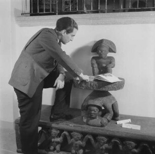 Dr. Kurt Krieger (1920-2007), Kurator der Afrika-Sammlung : Kurt Krieger mit Schildkrötenmann, Stuhl und Bank aus dem Grasland von Kamerun