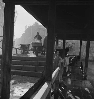 Frauen am Waschsteg in Lisieux (Aufnahme im Rahmen der Fotokampagne im besetzten Frankreich)