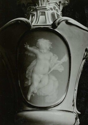 Medaillon in Pâte sur pâte auf einer Meißner Vase : Medaillon in Pâte sur pâte auf einer Meißner Vase, um 1890. Dresden, Kunstgewerbemuseum