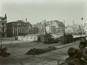 Dresden-Altstadt. Altmarkt, Ruinen der W-Seite. Ansicht mit Baracken und Siegesdenkmal