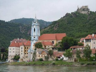 Dürnstein - Stadtansicht mit Klosterkirche : Aufgenommen am 12. Juni 2011 in der Wachau im Weinort Dürnstein