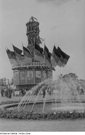 Blick auf einen Teil des Ausstellungsgeländes, Springbrunnen