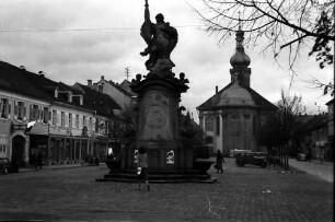 Rastatt: Brunnen des Markgrafen August Georg von Baden und Pfarrkirche