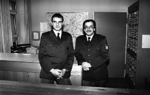 Polizeizentralstation Bad Oldesloe: Büro: neuer Leiter Hauptkommissar Michael Langpaap und der bisherige kommissarische Leiter Hauptkommissar Eckart von Kleist an Tresen: dahinter Kreiskarte: rechts Postregal: 2. Dezember 1999