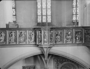 Relief-Felder der Emporenbrüstung