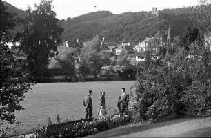Waldkirch: Spaziergänger am Teich