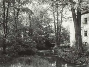 Bad Liebenwerda, Eisenmoorbad : Bad Liebenwerda. Parkpartie am Eisenmoorbad. Blick von Brücke auf Mühlgraben (?)