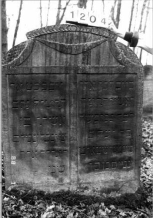 Grabstein 1204 (Index: 99903072) Material: Sandstein Maße HxBxT: 140x106x10 cm Besonderheit: Doppelgrab für Eheleute: Grabstein 1204