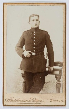 Porträt eines jungen Mannes in Uniform : Porträt eines jungen Mannes in Uniform