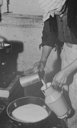 Martha Beck beim Milchverkauf, eine wesentliche Einnahmequelle der Kleinbauern : Milchverkauf, eine wesentliche Einnahmequelle der Kleinbauern