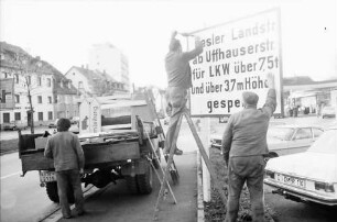 Freiburg: Hof des Tiefbauamts, Straßenschilderwald, Anbringung der Schilder zur Umleitung Basler Landstraße