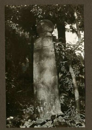Friedhof. Grabstein d. Juliane Elisabeth Gordier, Frau des Pfarrers Balthasar Haenchen u. Kind Philipp Jakob Haenchen, 1819. R