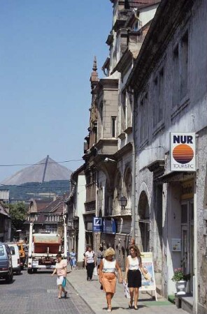 Sangerhausen. Blick in eine Geschäftsstraße mit Schachthalde im Hintergrund
