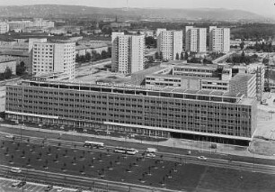 Dresden. Blick vom Rathausturm nach Osten über die Leningrader Straße und das Großforschungszentrum "Robotron" zu den Hochhausneubauten an der Grunaer Straße