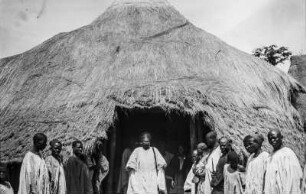 Oberhaupt : Oberhaupt (Lamido) von Tingere im Eingang seines Gehöftes.