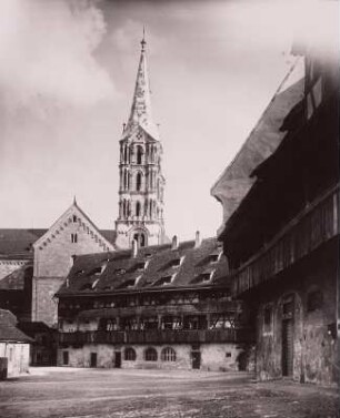 Bamberg, Blick auf dem Dom : Bamberg. Alte Hofhaltung. Blick über die Fachwerkflügel des Innenhofes nach Südosten zum Dom