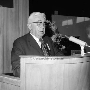 15-jähriges Jubiläum: Feierstunde: Hauptschule mit Realschulzug, Schützenstraße: Aula: Redner am Rednerpult mit Mikrofon, 17. September 1972