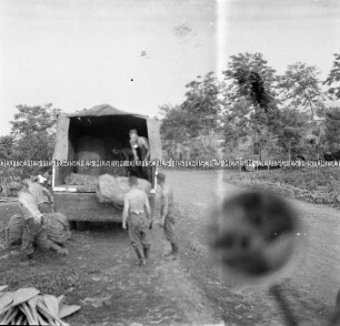 Soldaten entladen einen LKW