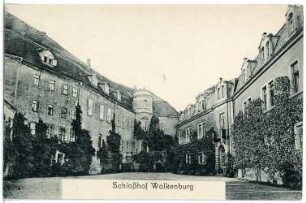 Wolkenburg. Schlosshof