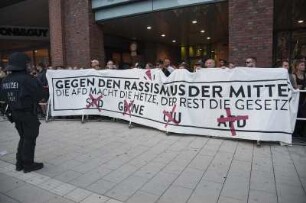 10.000 Menschen haben heute in Hamburg gegen Fremdenhass und rechte Hetze demonstriert. Anlass war die Kundgebung eines "Merkel muss weg"-Bündnisses am Gänsemarkt mit unter 200 Teilnehmern. Anmelder der Rechten war Kiezgröße Thomas "Togger" Gardlo, früherer Leibwächter von Ronald Schill und Trainer der "Identitären Bewegung". Hier: friedliche Gegendemonstranten am Rand des Platzes