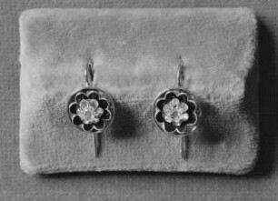 Ohrringe mit Blumenmotiv