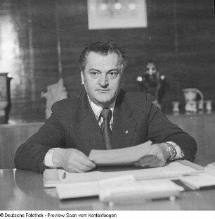 Gerhard Schill, Oberbürgermeister von Dresden, am Arbeitsplatz, Porträts