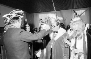 Freiburg: Kolpingsaal; Ministerpräsident Dr. Filbinger, Kuss von der Prinzessin von Plankstadt