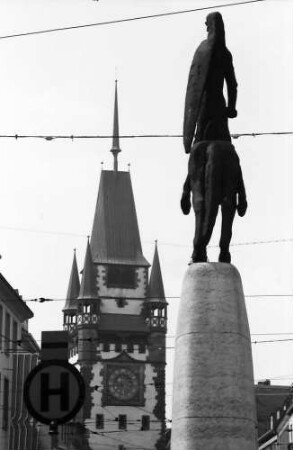 Freiburg: Bertoldsbrunnen, Figur und Martinstor