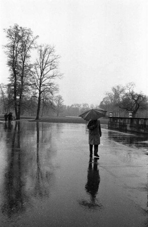 Spaziergang im Schlossgarten bei Regenwetter.