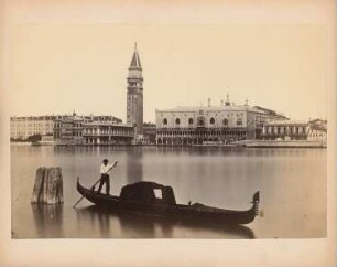 Blick vom Kanal auf San Marco, Venedig: Ansicht, im Vordergrund Gondel mit Gondoliere