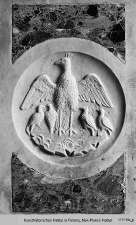 Serie von Sitzbänken mit Reliefmedaillons : Portal der Biblioteca Laurentiana und Pfau mit Nest