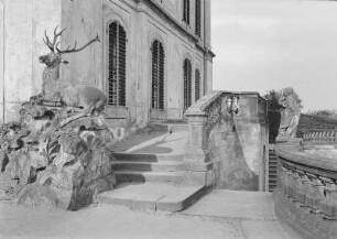 Hirsch : Moritzburg. Fasanenschlösschen (1738/1739, 1769/1782 Erweiterung; J. D. Schade zugeschrieben). Teilansicht mit Treppenanlage und Hirschplastik (18. Jahrhundert)