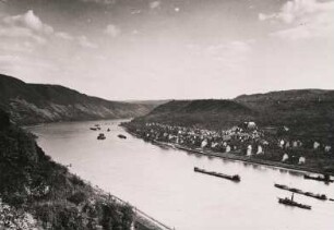 Blick über den Rhein bei Bad Salzig. Reger Schiffsverkehr
