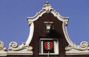 Amsterdam - Hausgiebel : Hausgiebel im Zentrum. Aufgenommen in Amsterdam 2001