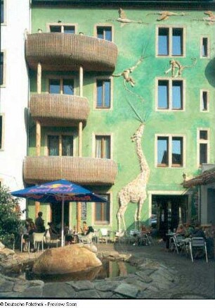 Hof der Tiere : KunsthofPassage. Hof der Tiere mit Tiki-Bar