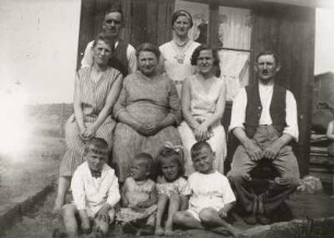 Familienfoto vor einer Gartenlaube
