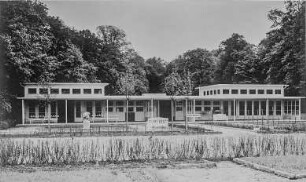 Dresden. II. Internationale Hygiene-Ausstellung. Entwurf für ein Schulgebäude (Musterschulhaus) (1925/1930; Firma Christoph und Unmack, Niesky/Oberlausitz). Gesamtansicht mit Klassengärten