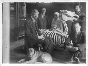 Dorpat. Veterinärmedizinisches Institut. Gruppenbild mit Hans Richter, seiner Fau Etha, Mitarbeitern des Instituts und einem Pferdeskelett