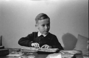 Bukarest: Wohnung Schmidt, Schmidt (Junior) beim Briefmarkenkleben